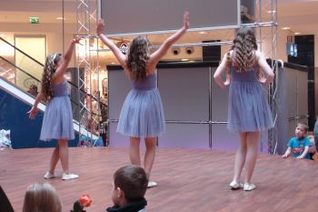 drei tanzende Mädchen