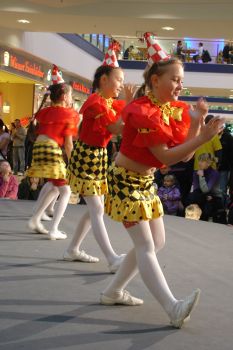 Jugendliche Mädchen tanzen in luftigen Kleidern