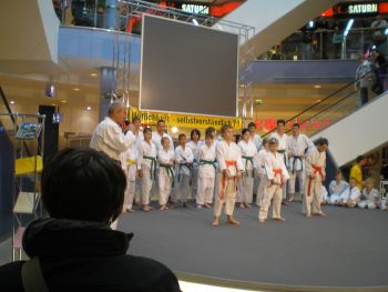 Jungen im Judo-Dress